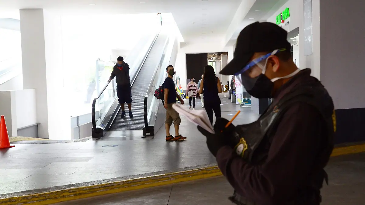 CHECAN TEMPERATURA INGRESO PLAZA TLATELOLCO (2)